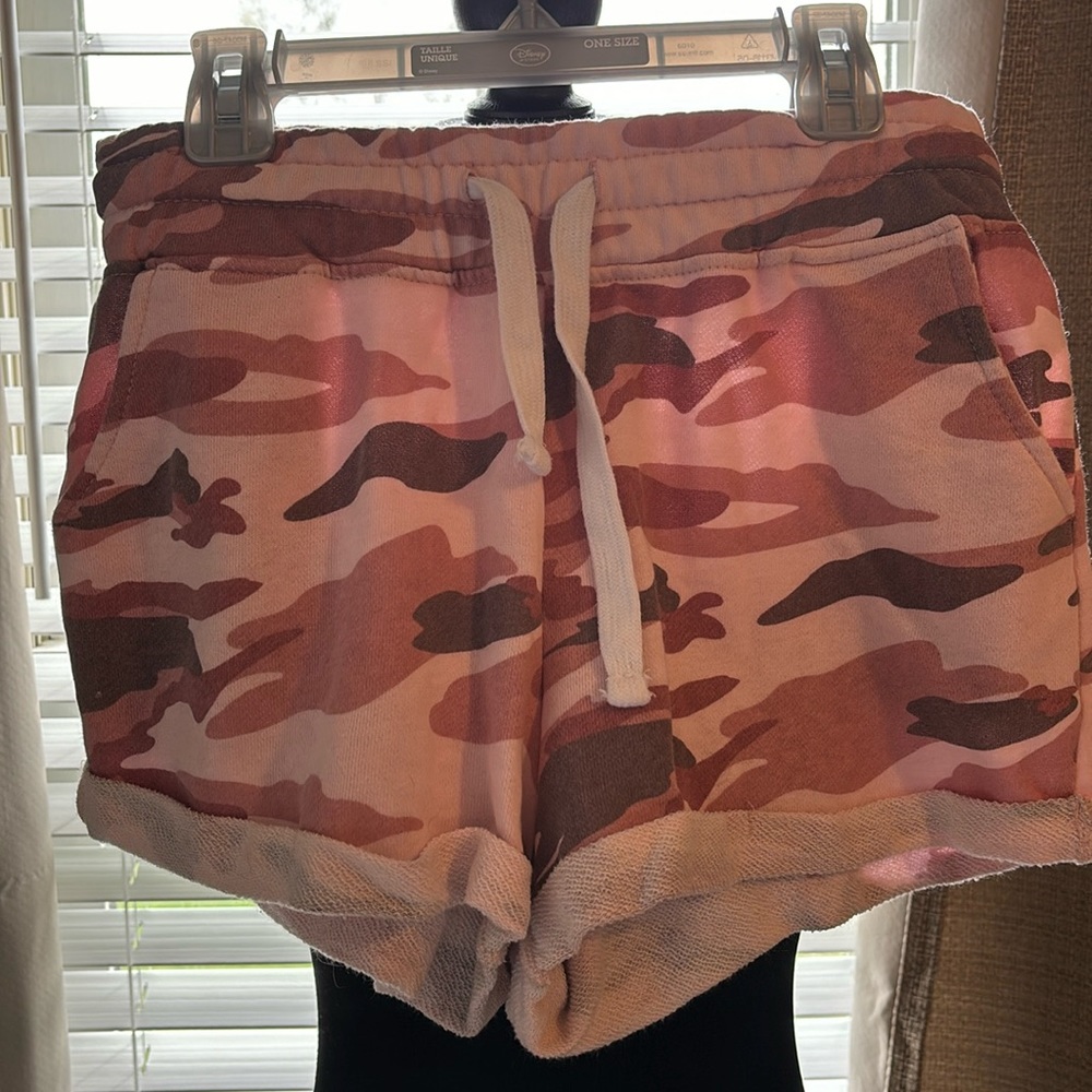 Short pink camo shorts. Size Medium.
